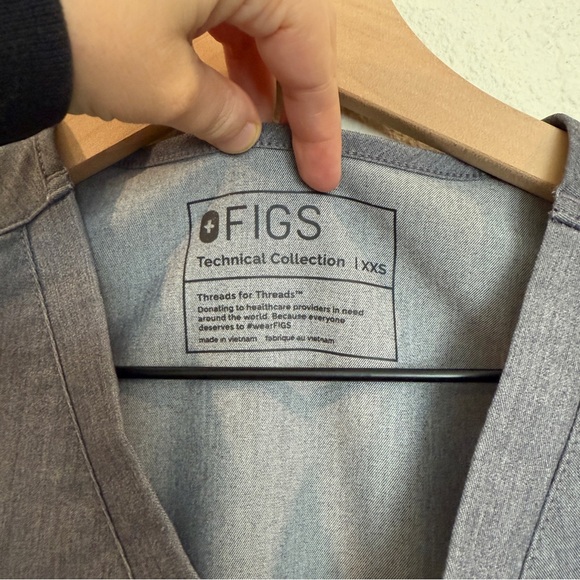 FIGS Caterina One Pocket Scrub Top in Graphite | Size XXS - Picture 3 of 5